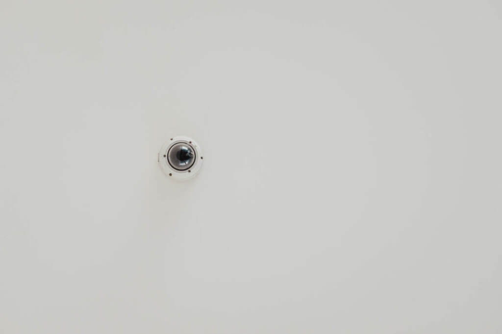Kamera an der Decke für Alarmanlage