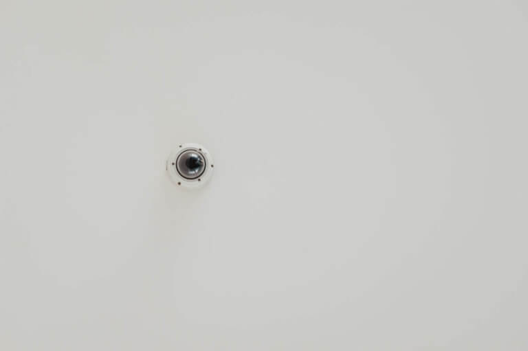 Kamera an der Decke für Alarmanlage