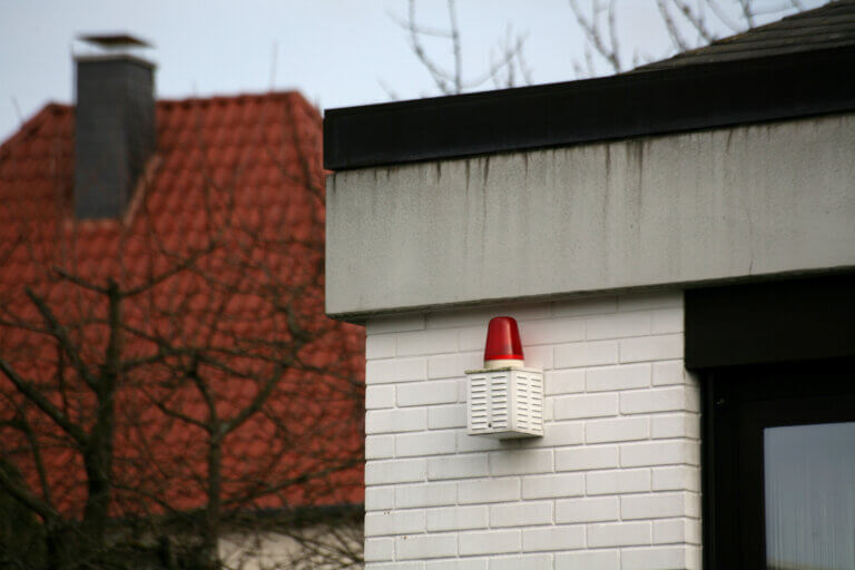 Alarmanlage, befestigt an einer Hauswand